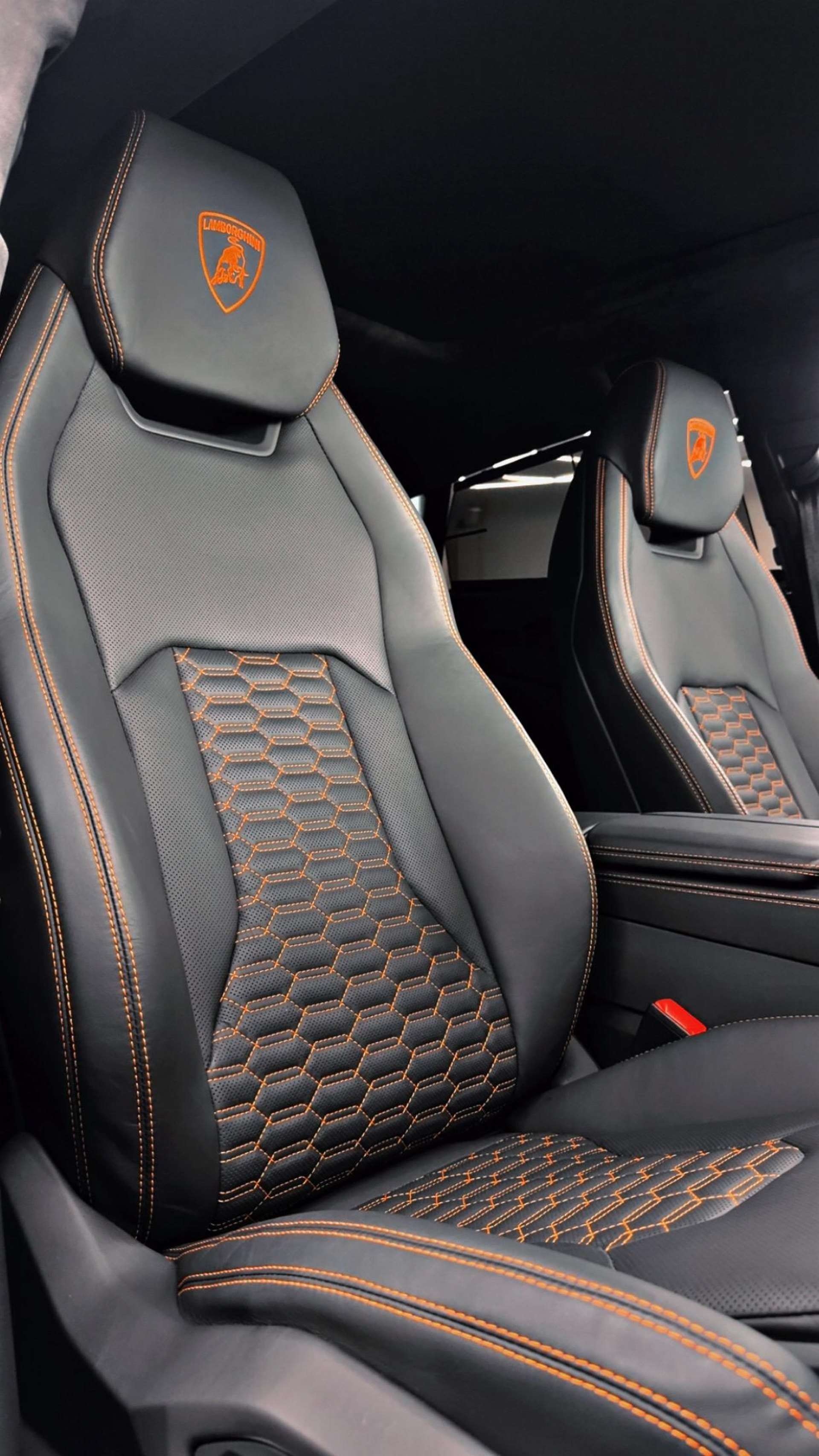 Ledersitze eines Lamborghini nach der Innenraumpflege bei Care Performance